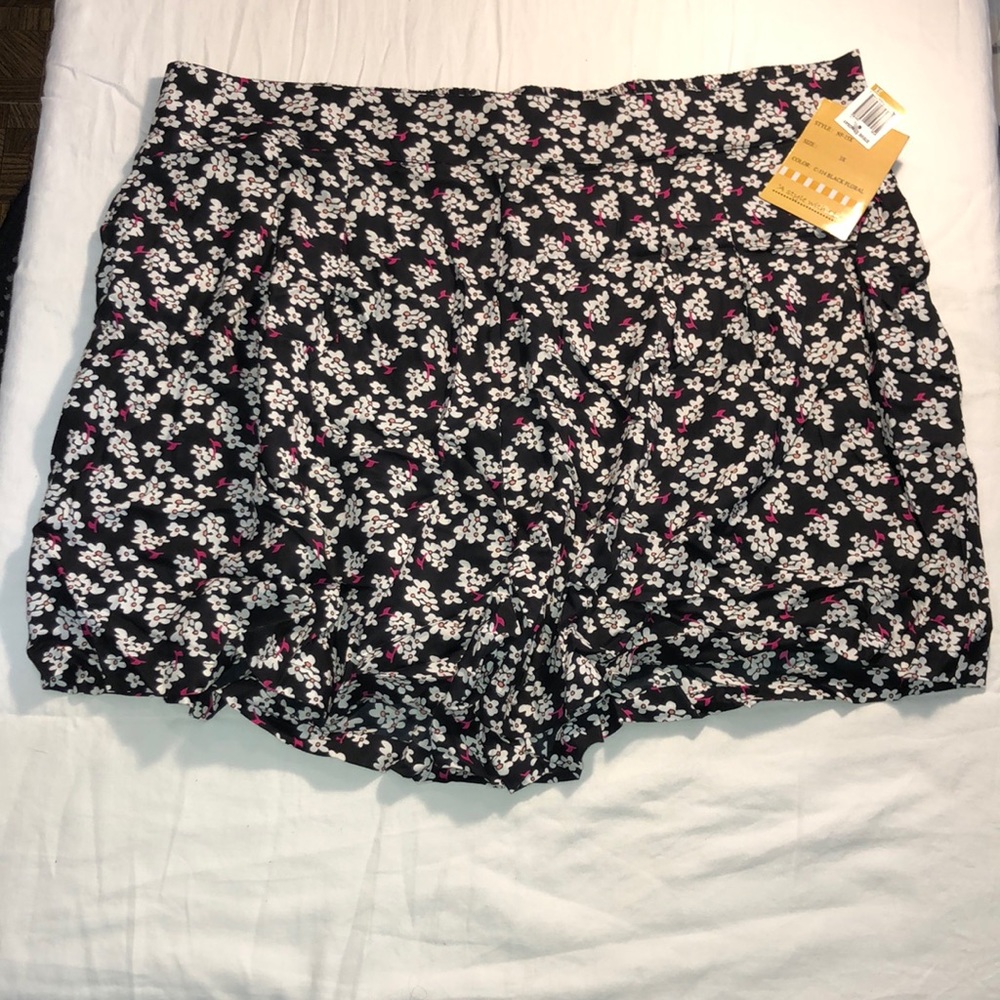 NWT Floral print shorts (Plus Size)